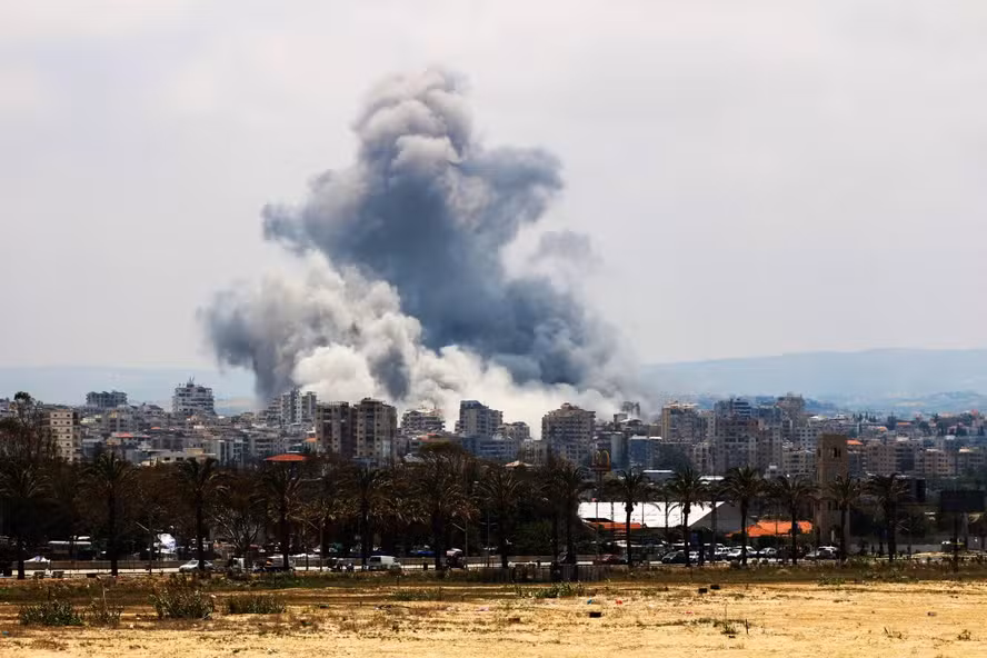.Coluna de fumaça se eleva após ataque aéreo israelense nos arredores de Tiro, no sul do Líbano, em 1º de junho de 2026 — Foto: AFP