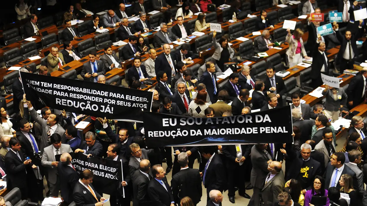 PROPOSTA DE EMENDA À CONSTITUIÇÃO QUE REDUZ A MAIORIDADE PENAL ENFRENTA ENTRAVES TÉCNICOS E PREPARAÇÃO PARA DEBATE EM COMISSÕES